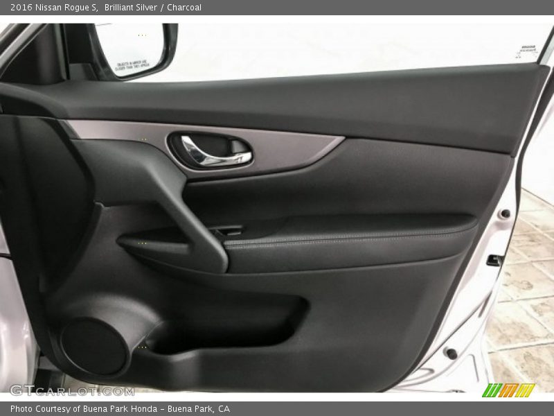 Brilliant Silver / Charcoal 2016 Nissan Rogue S