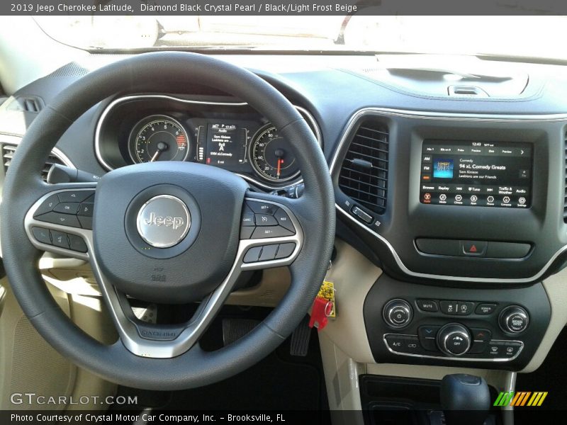 Diamond Black Crystal Pearl / Black/Light Frost Beige 2019 Jeep Cherokee Latitude