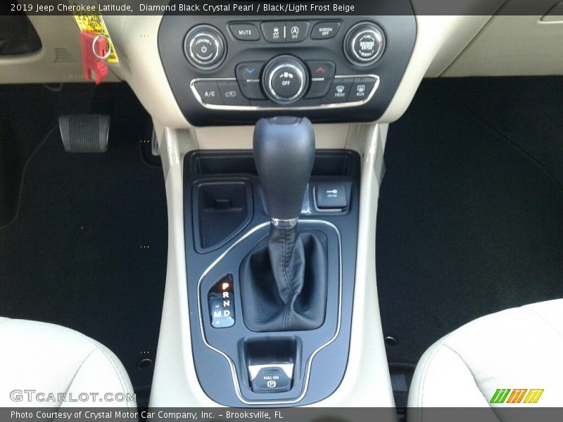 Diamond Black Crystal Pearl / Black/Light Frost Beige 2019 Jeep Cherokee Latitude