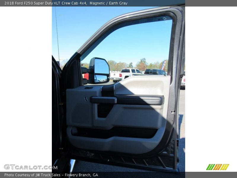 Magnetic / Earth Gray 2018 Ford F250 Super Duty XLT Crew Cab 4x4