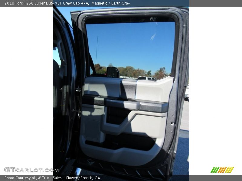 Magnetic / Earth Gray 2018 Ford F250 Super Duty XLT Crew Cab 4x4