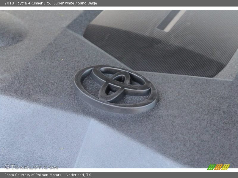 Super White / Sand Beige 2018 Toyota 4Runner SR5