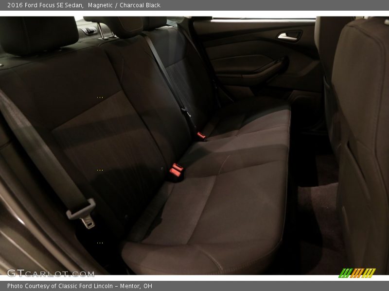 Magnetic / Charcoal Black 2016 Ford Focus SE Sedan