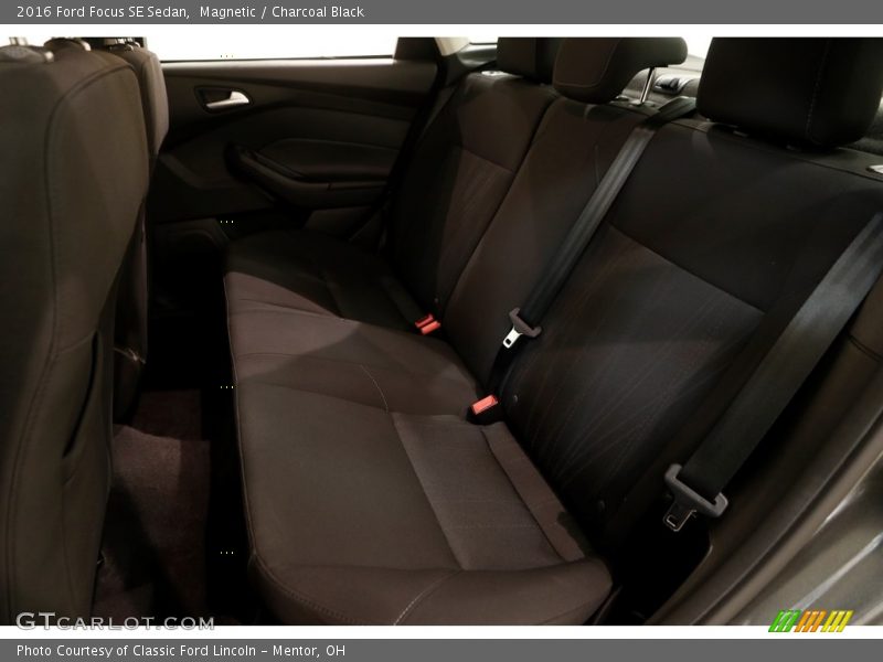 Magnetic / Charcoal Black 2016 Ford Focus SE Sedan