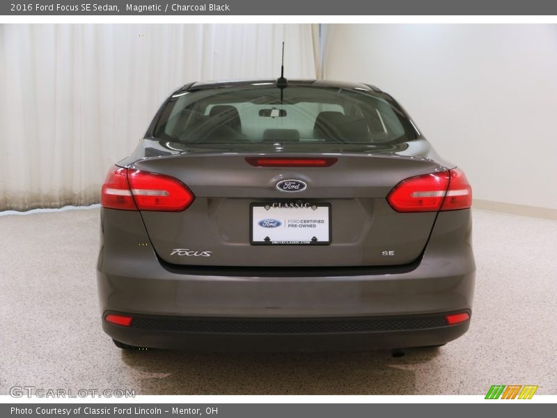 Magnetic / Charcoal Black 2016 Ford Focus SE Sedan
