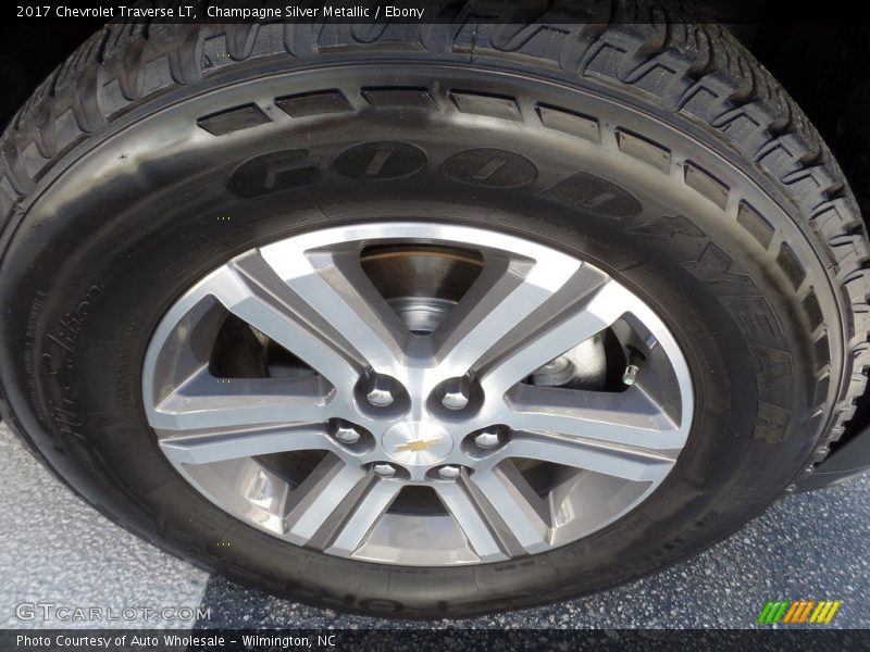 Champagne Silver Metallic / Ebony 2017 Chevrolet Traverse LT