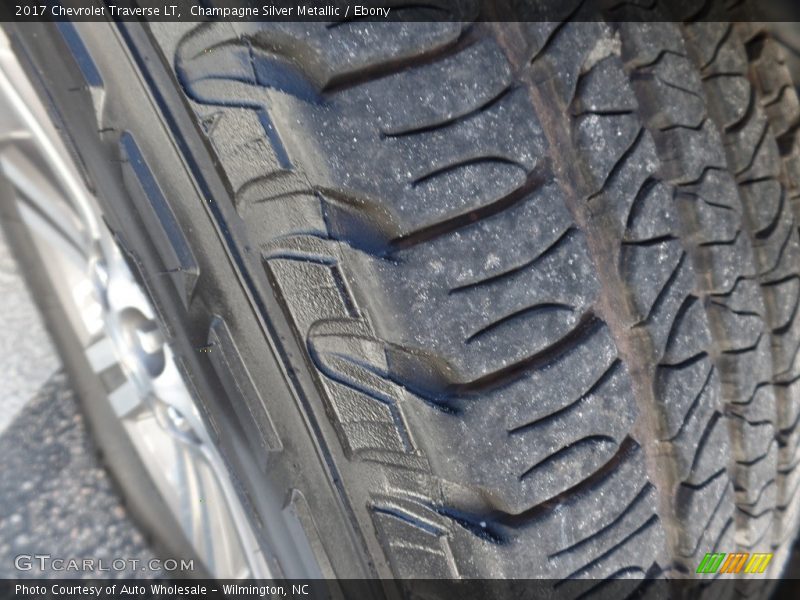 Champagne Silver Metallic / Ebony 2017 Chevrolet Traverse LT