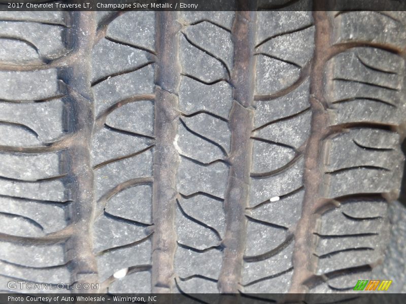 Champagne Silver Metallic / Ebony 2017 Chevrolet Traverse LT