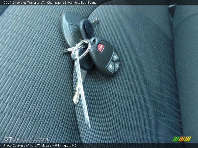 Champagne Silver Metallic / Ebony 2017 Chevrolet Traverse LT