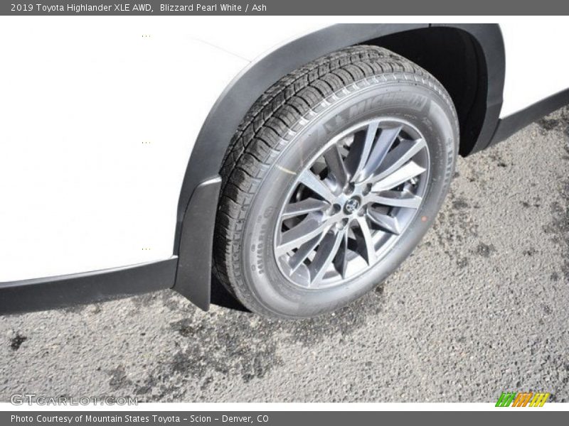 Blizzard Pearl White / Ash 2019 Toyota Highlander XLE AWD