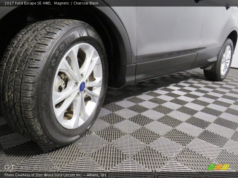 Magnetic / Charcoal Black 2017 Ford Escape SE 4WD