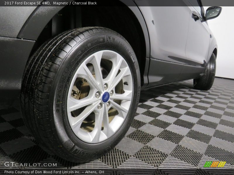 Magnetic / Charcoal Black 2017 Ford Escape SE 4WD