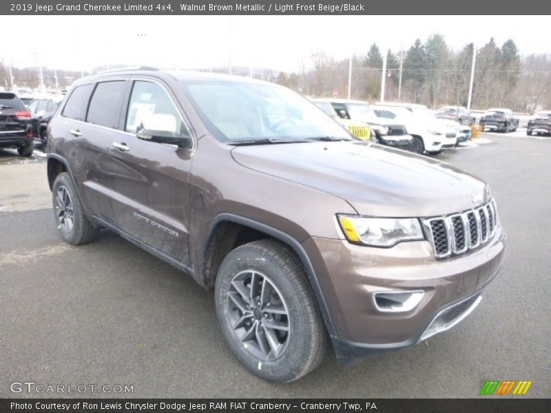 Front 3/4 View of 2019 Grand Cherokee Limited 4x4