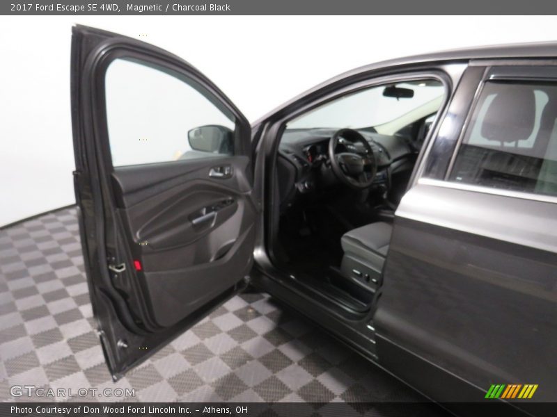 Magnetic / Charcoal Black 2017 Ford Escape SE 4WD