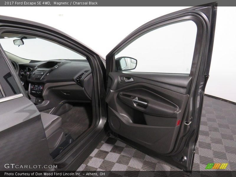 Magnetic / Charcoal Black 2017 Ford Escape SE 4WD