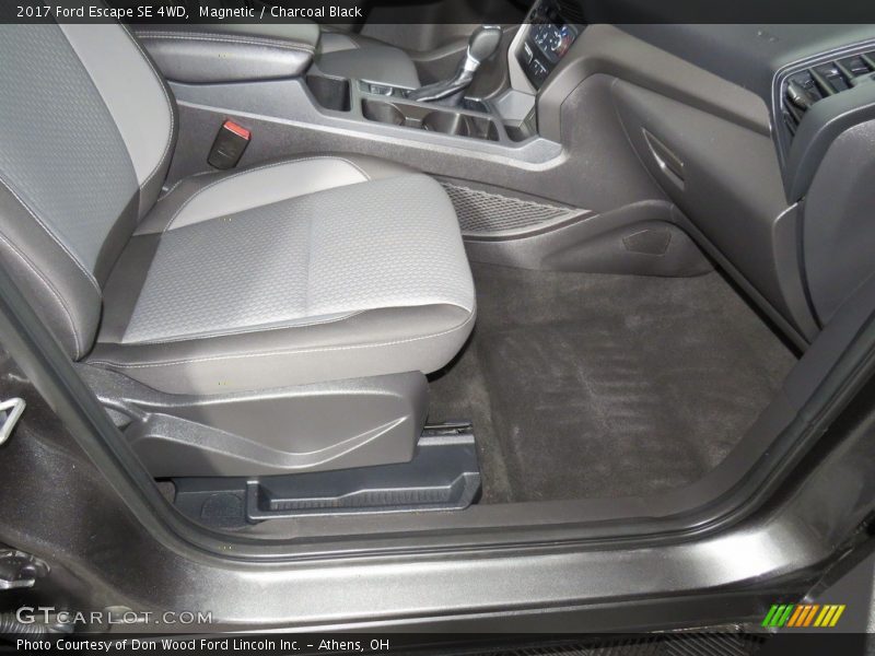 Magnetic / Charcoal Black 2017 Ford Escape SE 4WD