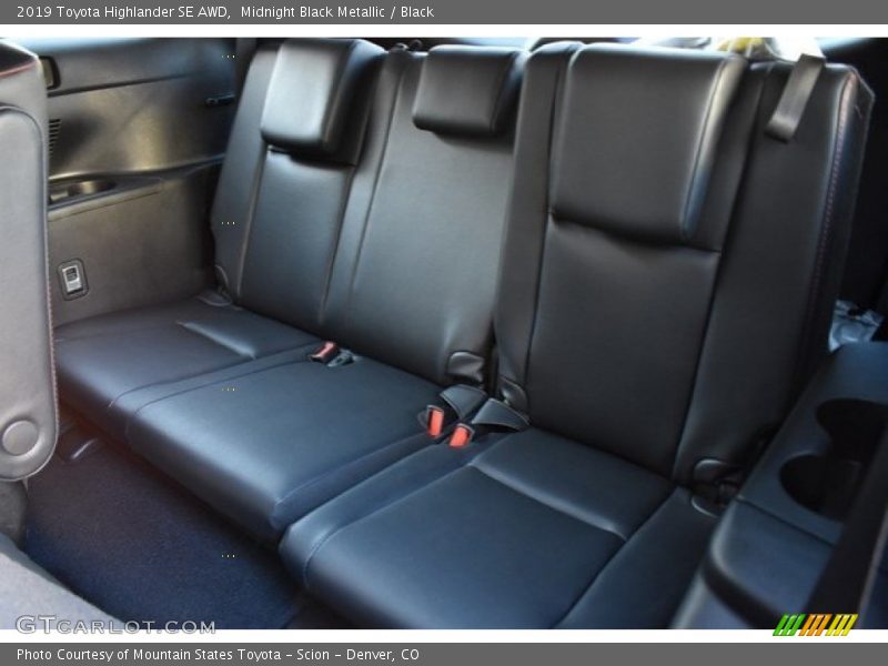 Midnight Black Metallic / Black 2019 Toyota Highlander SE AWD
