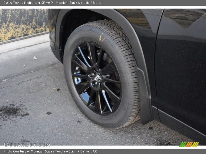 Midnight Black Metallic / Black 2019 Toyota Highlander SE AWD