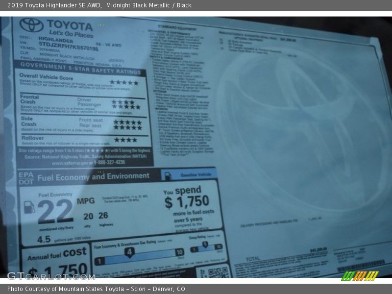 Midnight Black Metallic / Black 2019 Toyota Highlander SE AWD