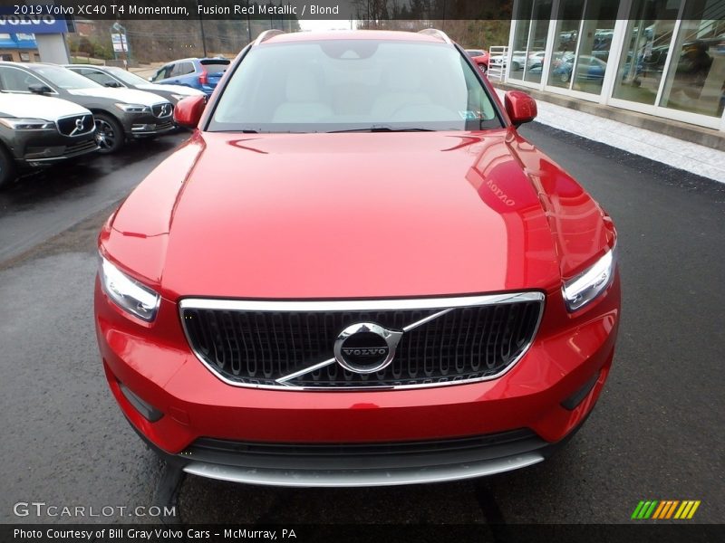 Fusion Red Metallic / Blond 2019 Volvo XC40 T4 Momentum
