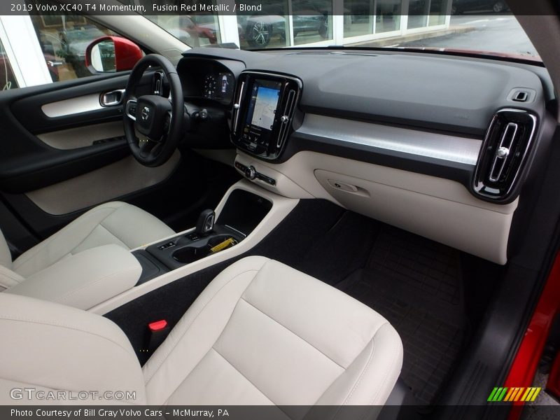 Fusion Red Metallic / Blond 2019 Volvo XC40 T4 Momentum