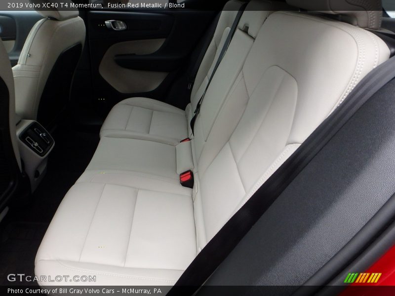 Fusion Red Metallic / Blond 2019 Volvo XC40 T4 Momentum