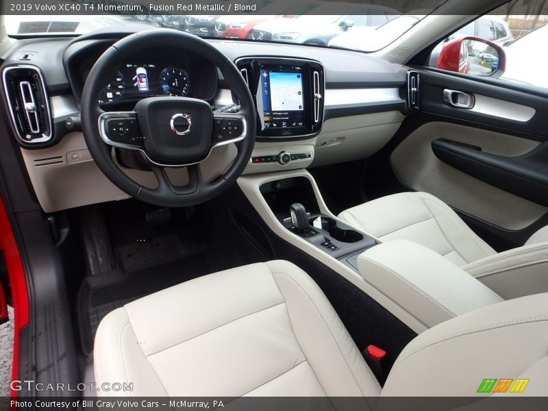 Fusion Red Metallic / Blond 2019 Volvo XC40 T4 Momentum