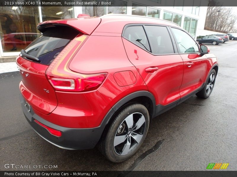 Fusion Red Metallic / Blond 2019 Volvo XC40 T4 Momentum