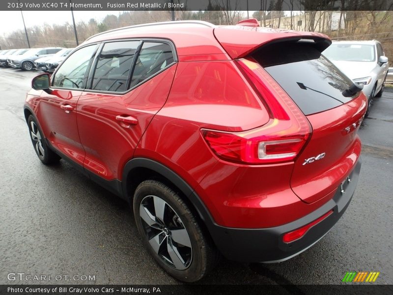 Fusion Red Metallic / Blond 2019 Volvo XC40 T4 Momentum