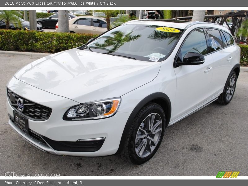 Front 3/4 View of 2018 V60 Cross Country T5 AWD