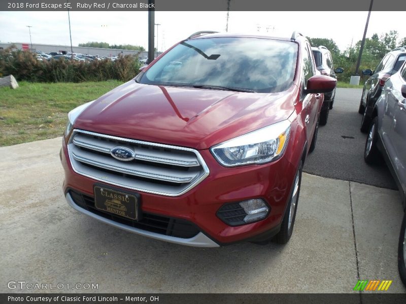 Ruby Red / Charcoal Black 2018 Ford Escape SE