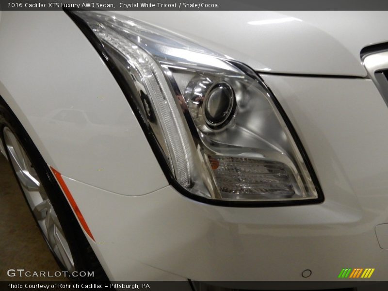 Crystal White Tricoat / Shale/Cocoa 2016 Cadillac XTS Luxury AWD Sedan