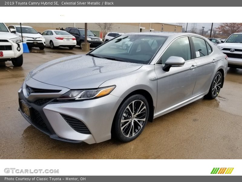 Front 3/4 View of 2019 Camry Hybrid SE