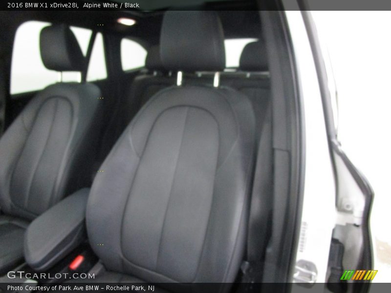 Alpine White / Black 2016 BMW X1 xDrive28i