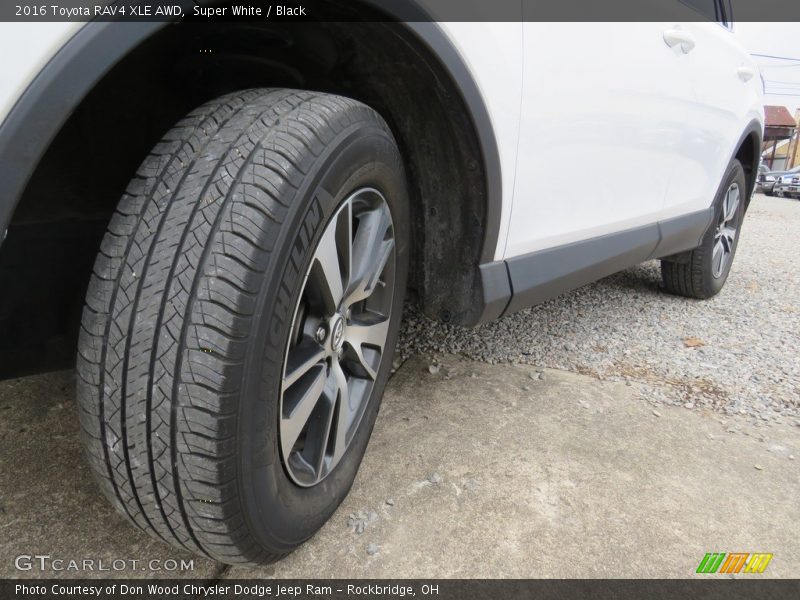 Super White / Black 2016 Toyota RAV4 XLE AWD