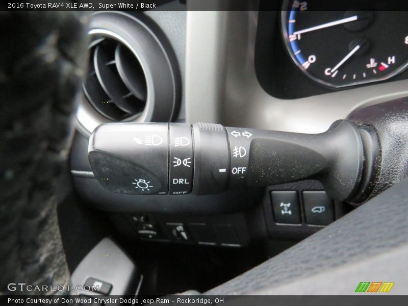 Super White / Black 2016 Toyota RAV4 XLE AWD