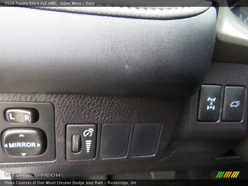 Super White / Black 2016 Toyota RAV4 XLE AWD