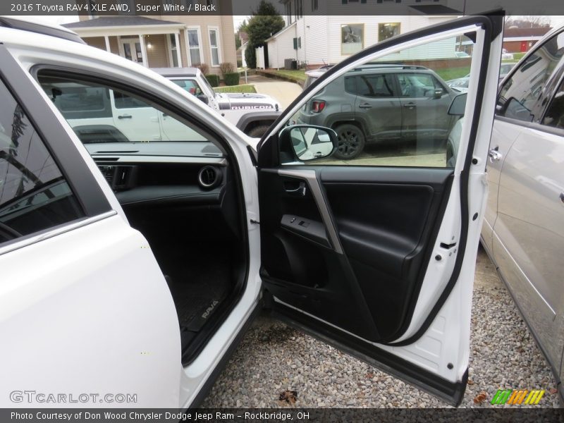 Super White / Black 2016 Toyota RAV4 XLE AWD