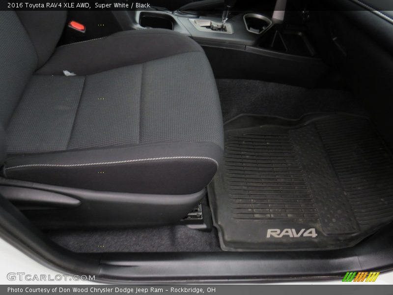 Super White / Black 2016 Toyota RAV4 XLE AWD