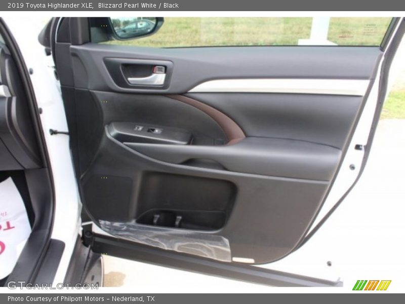 Blizzard Pearl White / Black 2019 Toyota Highlander XLE