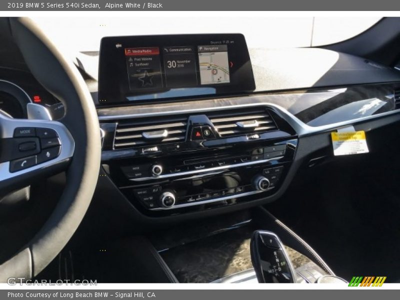 Alpine White / Black 2019 BMW 5 Series 540i Sedan