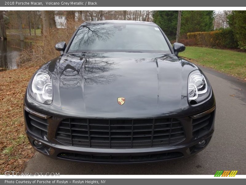 Volcano Grey Metallic / Black 2018 Porsche Macan