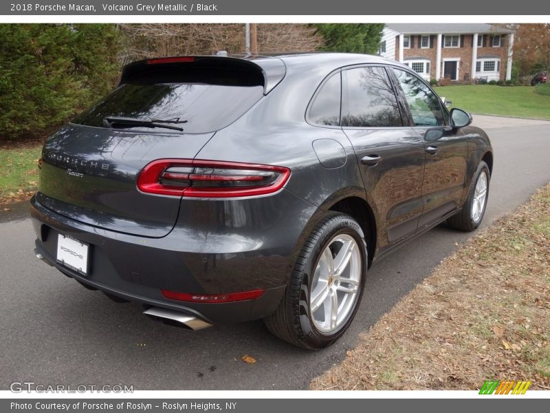 Volcano Grey Metallic / Black 2018 Porsche Macan
