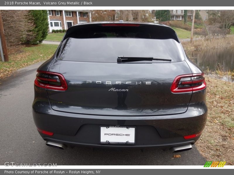 Volcano Grey Metallic / Black 2018 Porsche Macan