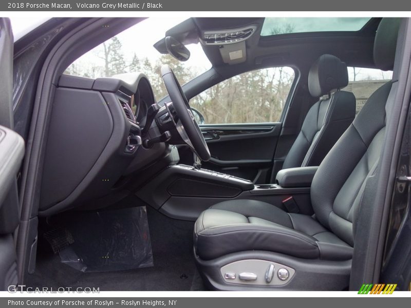 Volcano Grey Metallic / Black 2018 Porsche Macan