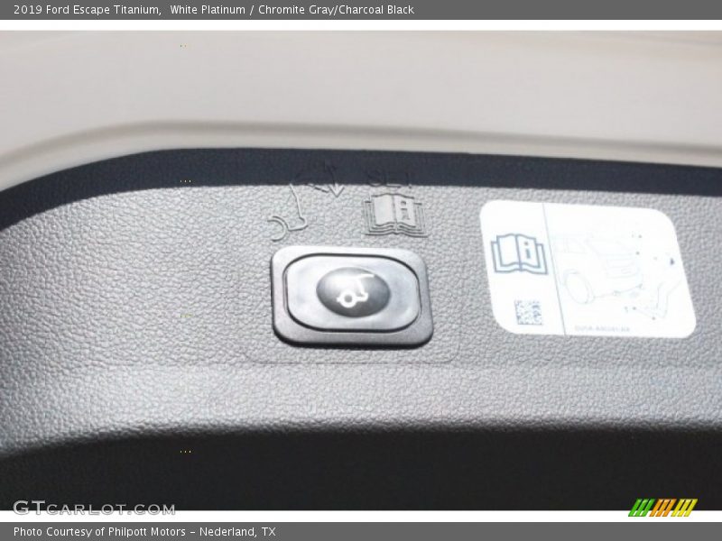 White Platinum / Chromite Gray/Charcoal Black 2019 Ford Escape Titanium