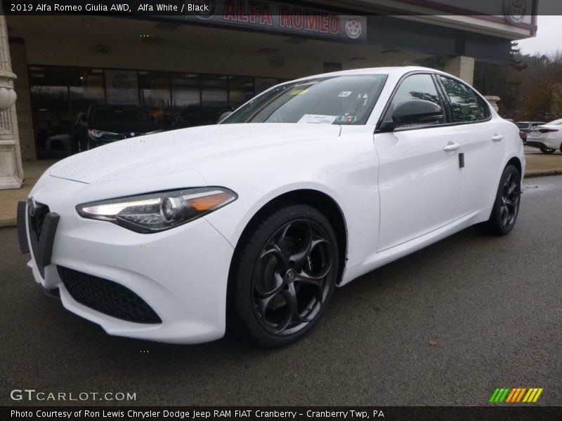 Front 3/4 View of 2019 Giulia AWD
