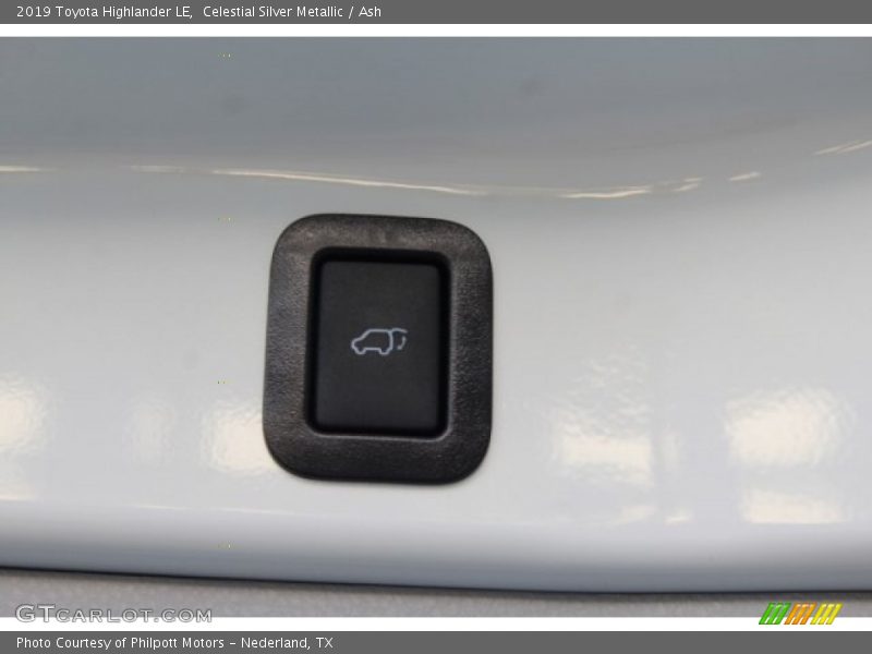 Celestial Silver Metallic / Ash 2019 Toyota Highlander LE