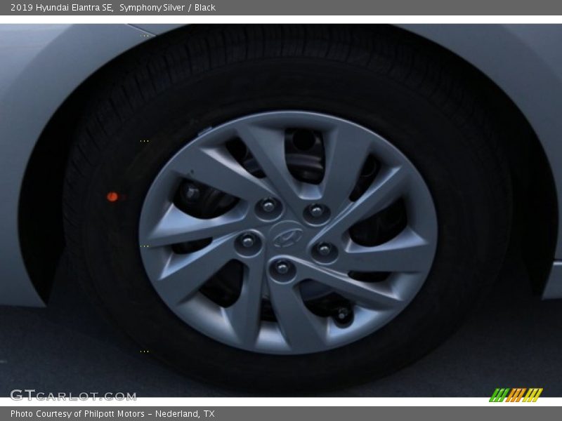 Symphony Silver / Black 2019 Hyundai Elantra SE