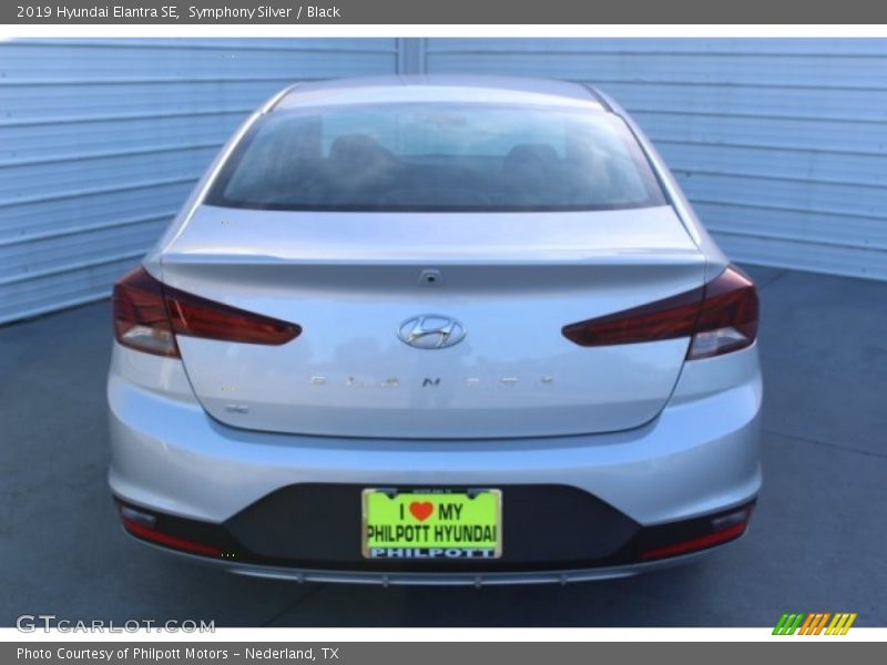 Symphony Silver / Black 2019 Hyundai Elantra SE